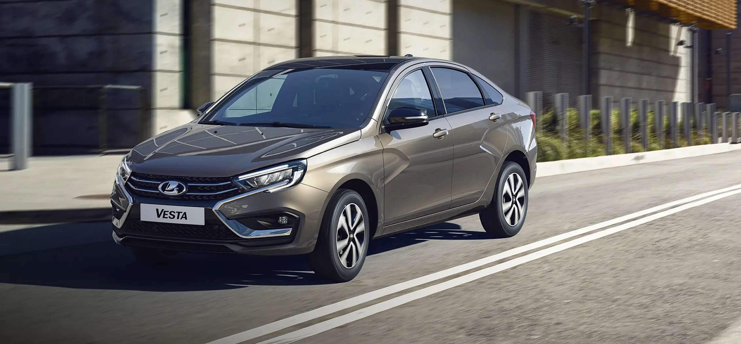 LADA Vesta седан серый вид 3/4 спереди на&nbsp;городской улице